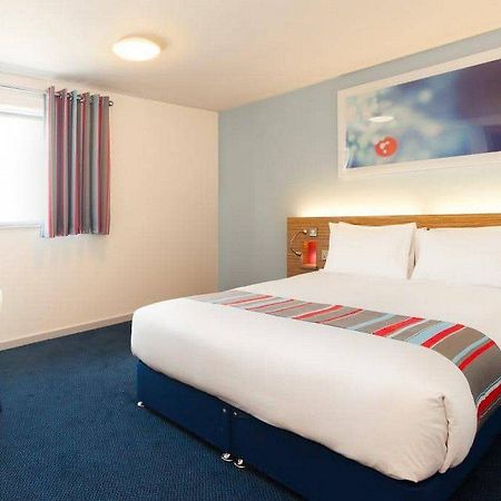Travelodge Cardiff Central Queen Street Экстерьер фото