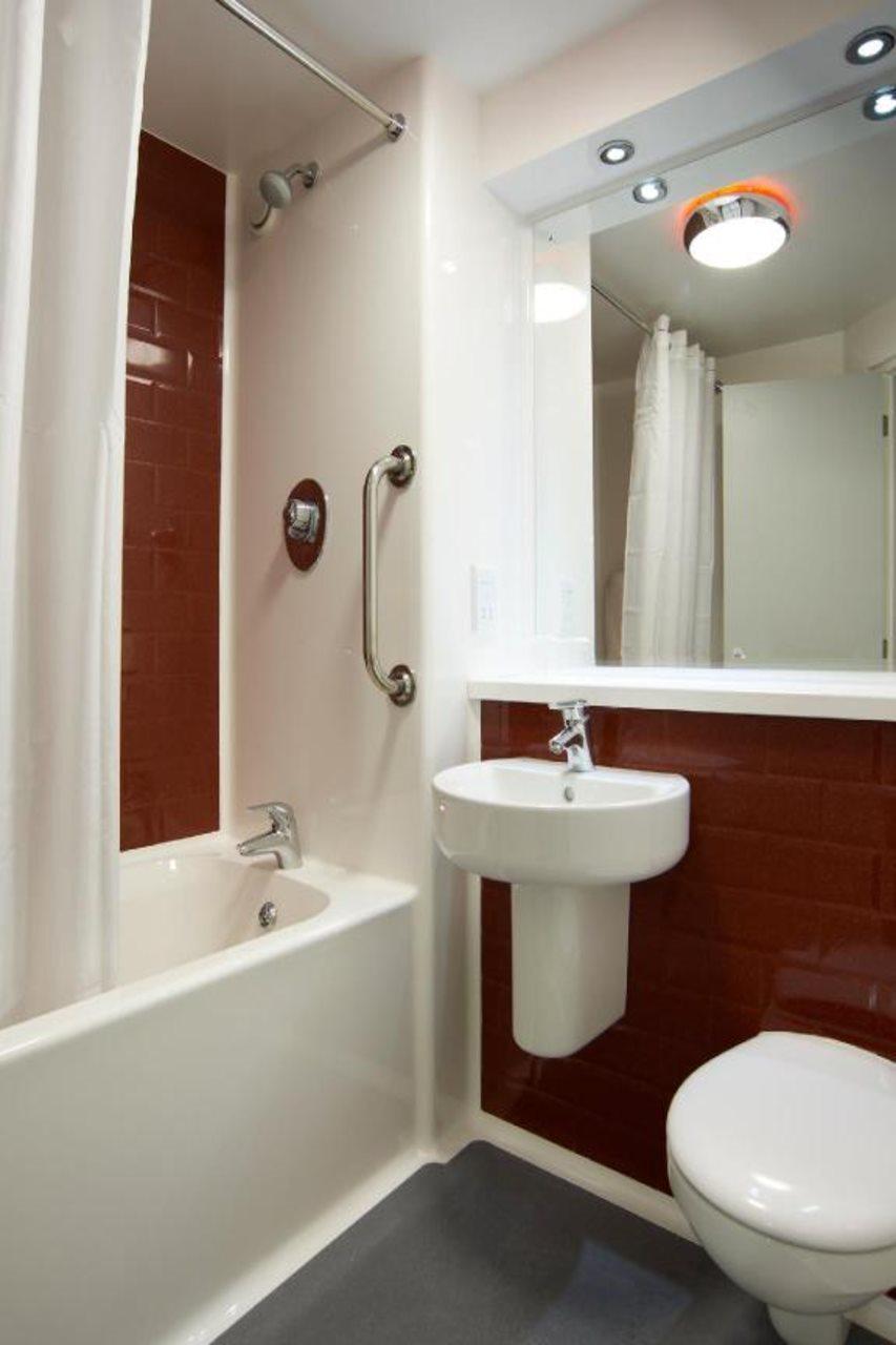 Travelodge Cardiff Central Queen Street Экстерьер фото
