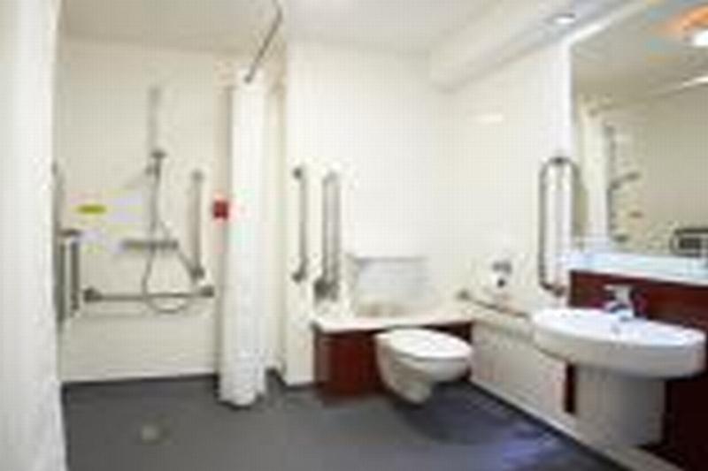 Travelodge Cardiff Central Queen Street Экстерьер фото