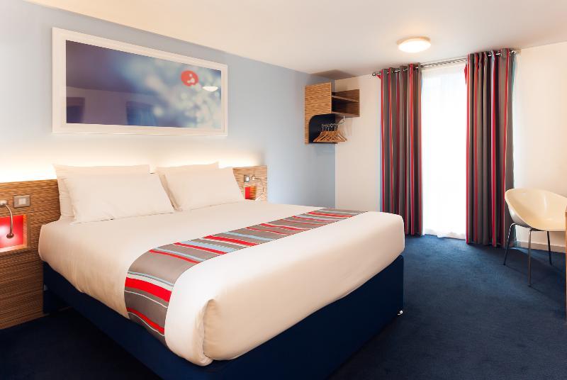 Travelodge Cardiff Central Queen Street Экстерьер фото