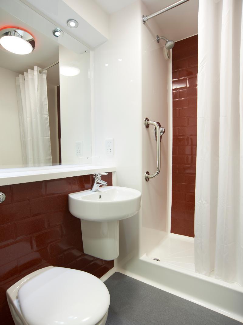 Travelodge Cardiff Central Queen Street Экстерьер фото
