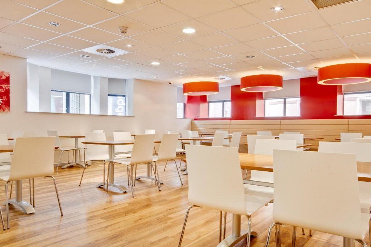 Travelodge Cardiff Central Queen Street Экстерьер фото