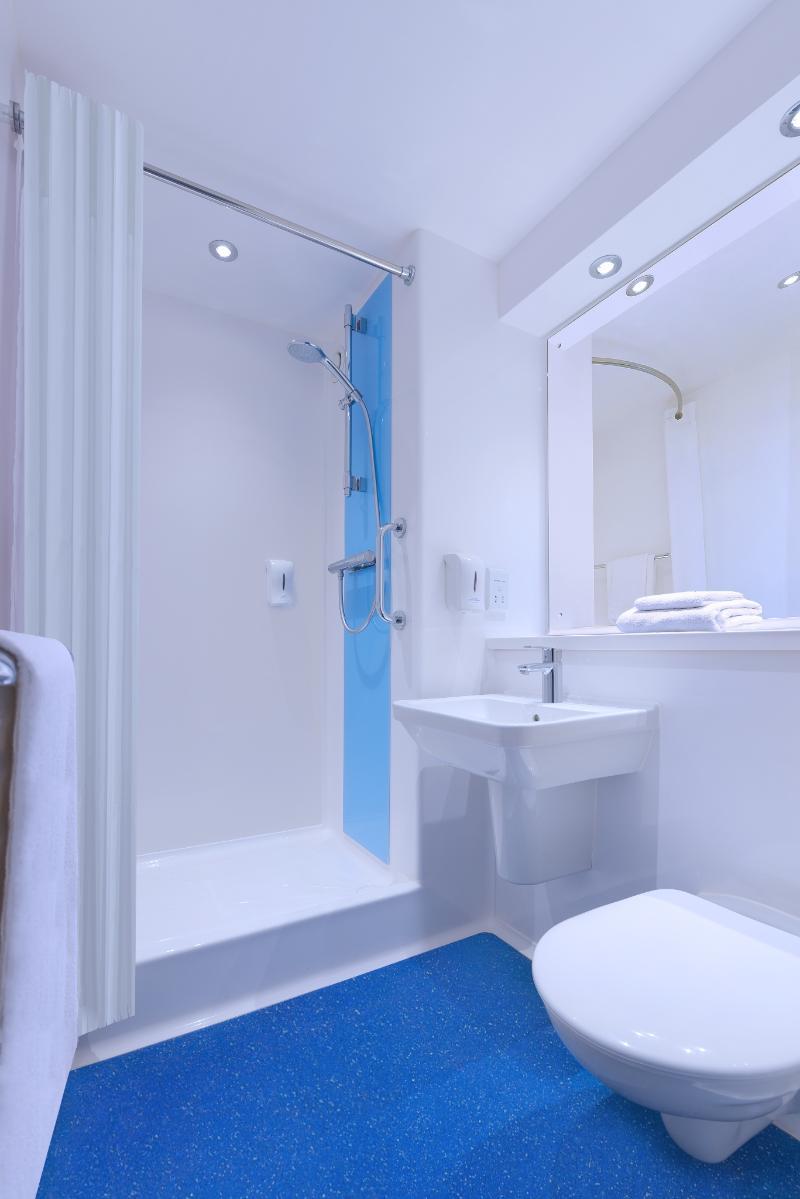 Travelodge Cardiff Central Queen Street Экстерьер фото